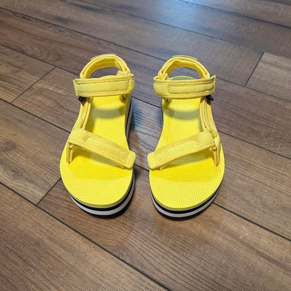 Women's Yellow Teva Velcro strap sandals‎ size US women's size 8 - Picture 1 of 8